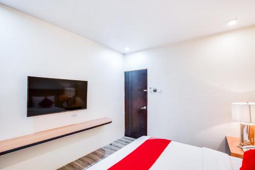 Postel nebo postele na pokoji v ubytování OYO 489 Casa Mia Hotel Suites