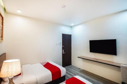 TV a/nebo společenská místnost v ubytování OYO 489 Casa Mia Hotel Suites