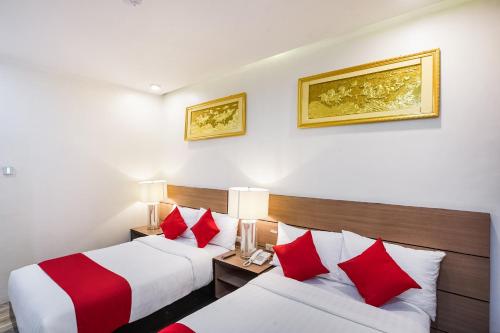 Postel nebo postele na pokoji v ubytování OYO 489 Casa Mia Hotel Suites