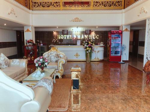 Posezení v ubytování Nhan Duc Hotel