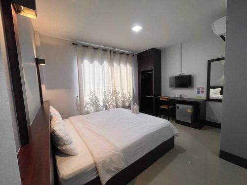 Ένα ή περισσότερα κρεβάτια σε δωμάτιο στο Nakarin Hotel