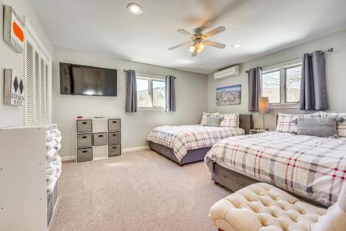 Ένα ή περισσότερα κρεβάτια σε δωμάτιο στο Heated Saltwater Pool Riverfront Home in Ludlow