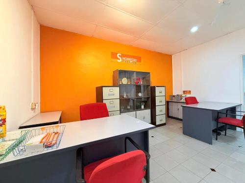 Kuchyň nebo kuchyňský kout v ubytování Hotel O S Homestay Premium