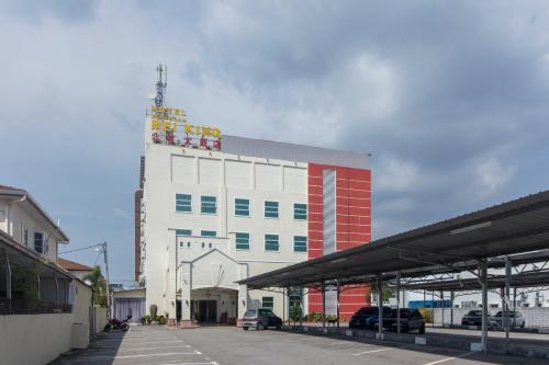a large white building with a tower on top of it at Hotel O Bei King in Sitiawan