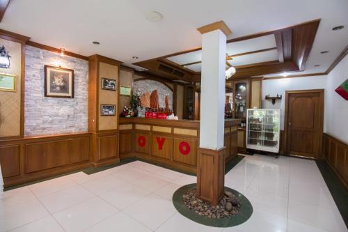 a lobby with a column in the middle of a room at Piyapruk Resort in Nakhon Ratchasima