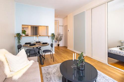 un salon avec un canapé et une table dans l'établissement Cozy & Chic in Montorgueil - 4 Guests, à Paris