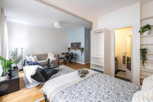 une chambre avec un lit et un salon dans l'établissement Cozy & Chic in Montorgueil - 4 Guests, à Paris