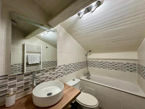 une salle de bain avec un lavabo, des toilettes et une baignoire dans l'établissement Le Nid de Nancy - Studio - 2 personnes - Proche Gare, à Nancy