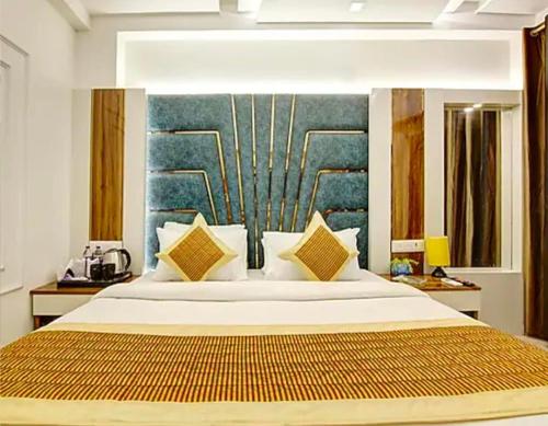 Postel nebo postele na pokoji v ubytování Radiant hotel,andheri east terminal 1,2
