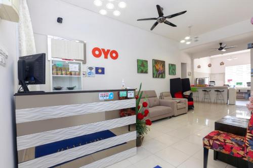 a living room with a tv and a couch at Hotel O Come Inn Premium in Kuala Terengganu