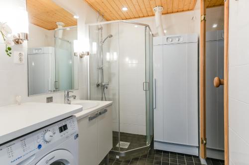 Ένα μπάνιο στο Levi Chalets 1607 Ski-in Ski-out with mountain view and with 2 skipasses