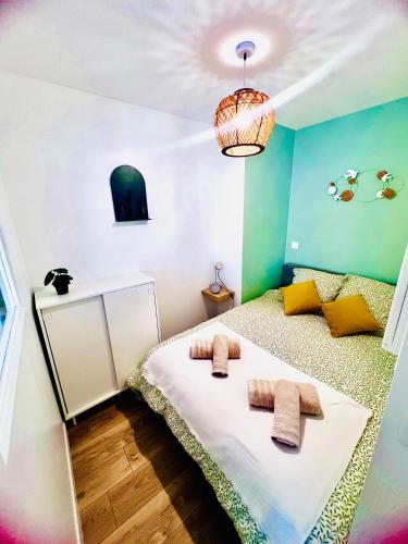 une chambre avec un lit avec deux serviettes dessus dans l'établissement Beautiful apartment near Stade de France and Paris, à Saint-Denis