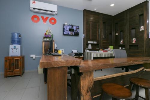 Η κουζίνα ή μικρή κουζίνα στο OYO 89915 East Mount Hotel