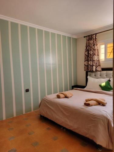 Imi Ouaddar Apartment just Steps from the Beachにあるベッド