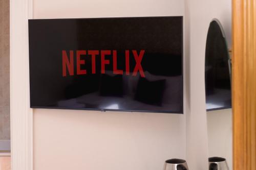 Μια τηλεόραση ή/και κέντρο ψυχαγωγίας στο Netherley Rooms