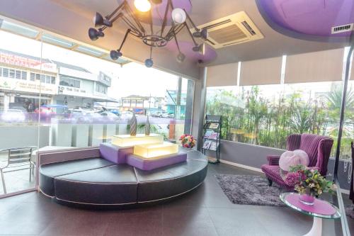 a living room with a couch and a table at Hotel O Rooms Boutique Hotel in Johor Bahru