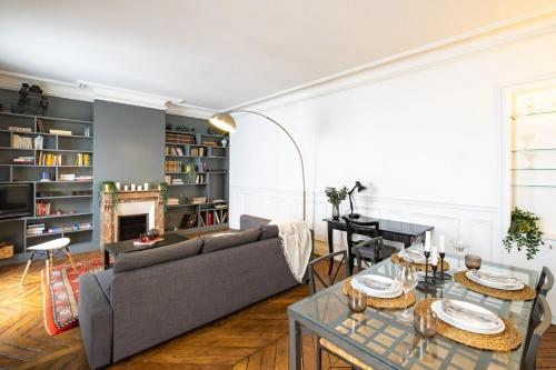 un salon avec un canapé et une table dans l'établissement Apt 4 guests Place des Victoires, à Paris