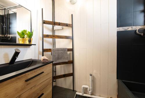 une petite salle de bain avec un lavabo et un miroir dans l'établissement L Horizon Saint Cyprien, à Toulouse