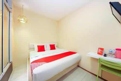 a small room with a bed and a window at OYO 479 The Green Hotel in Ampang
