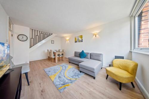 Posezení v ubytování Cosy 2 Bed Chigwell Flat with Free Parking