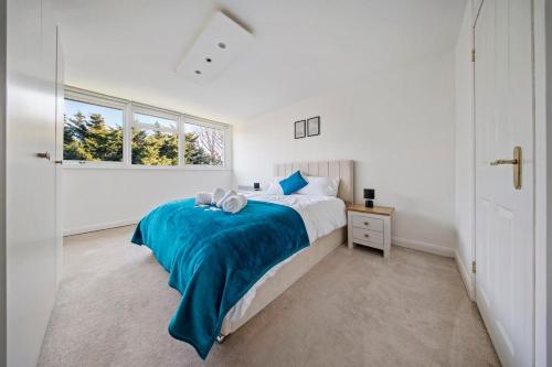 Ένα ή περισσότερα κρεβάτια σε δωμάτιο στο Cosy 2 Bed Chigwell Flat with Free Parking