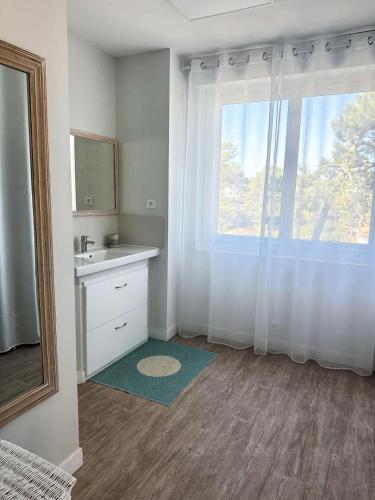 une salle de bain avec un lavabo et une grande fenêtre dans l'établissement Résidence 400-pyla Sur Mer - Maison familiale 8 pers à Pyla-sur-Mer, proche plage MAE-1164, à La Teste-de-Buch