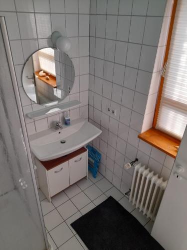 a bathroom with a sink and a mirror at Mühlenbach Kotten- Bauernhofurlaub mit Hund und Pferd in Bippen