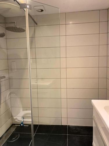 une douche avec une porte vitrée dans une salle de bain dans l'établissement Résidence Port Ambonne - GRAND T2 AVEC VUE PORT EN 2° ETAGE DANS RESIDENCE SECURISE MAE-2994, au Cap d'Agde