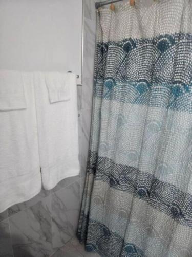 e bagno con doccia e tenda. di Bethany House - IMMACULATE OCEAN VIEWS Above the Westin Resort - Large Deck a Cruz Bay