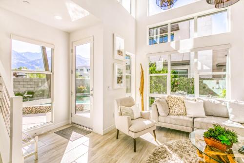 una sala de estar con un sofá y una mesa en Mountain View Vibes, en Palm Springs