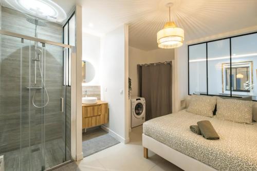- une chambre avec une douche, un lit et un lavabo dans l'établissement Haussmann Apartment - Champs-Élysées, à Paris
