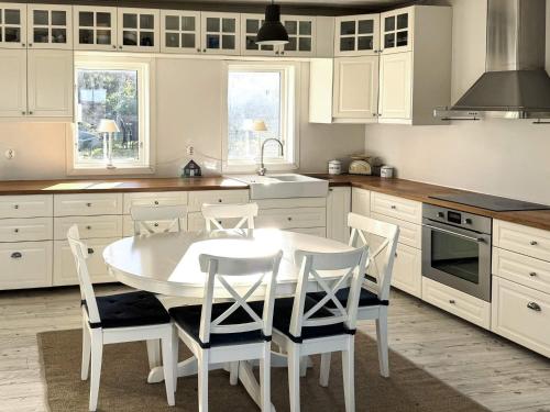 Кухня или мини-кухня в 5 star holiday home in MARSTRAND

