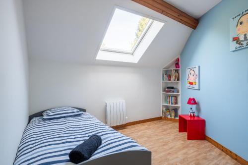 une chambre avec un lit et une fenêtre dans l'établissement L'Aronnax - Maison -Jardin - Idéal Long Séjour, à Pont-de-Metz