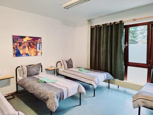 een ziekenhuiskamer met 2 bedden en een raam bij Gästezimmer 2 in Mönchengladbach