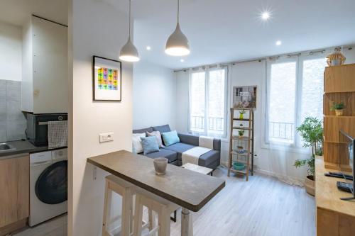 un salon avec un canapé et une table dans l'établissement Appartement 4 Guests aux Invalides, à Paris