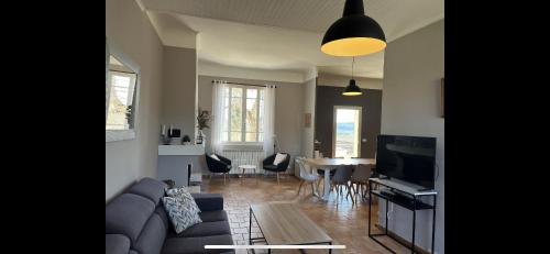 un salon avec un canapé et une table dans l'établissement Domaine Saint Pierre, à Sannes