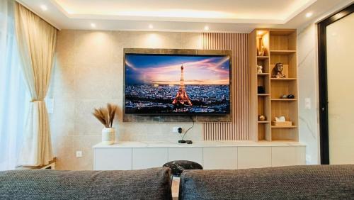 Cette chambre dispose d'une télévision avec une photo de la tour Eiffel. dans l'établissement Appartement luxueux Le Bon Marché Paris 6, à Paris