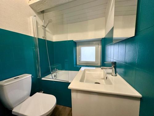 une salle de bain avec des toilettes blanches et un lavabo dans l'établissement Le Toit - 2 chambres - 4 personnes - Netflix - Calme, à Nancy