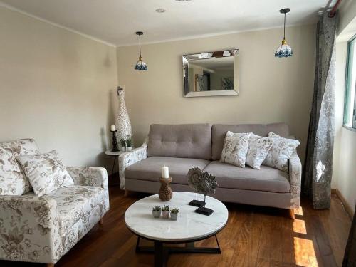 a living room with a couch and a table at Apartamento en Centro Histórico de Sucre in Sucre