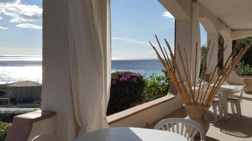 a balcony with a table and a view of the ocean at Villa Anna - Ampio appartamento con terrazza panoramica sul mare in Marina di Fuscaldo