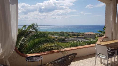 a balcony with chairs and a view of the ocean at Villa Anna - Ampio appartamento con terrazza panoramica sul mare in Marina di Fuscaldo
