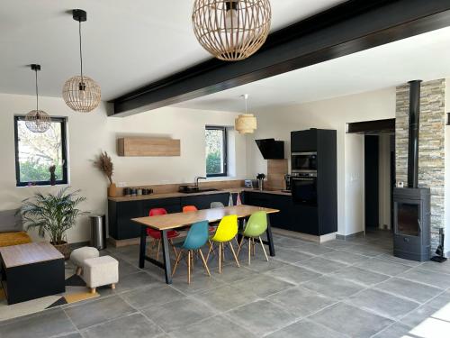 une cuisine avec une table et des chaises colorées dans l'établissement La Grange, à Grillon