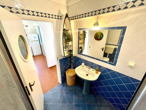 Ένα μπάνιο στο Surfside Sunny Seaview Apartment with Balcony