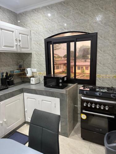 Nhà bếp/bếp nhỏ tại Romelle Holiday Homes