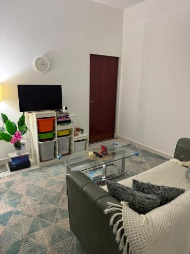 Televízia a/alebo spoločenská miestnosť v ubytovaní Homevibe