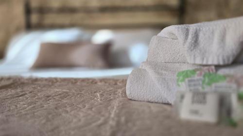 a pile of towels sitting on top of a bed at Il Rifugio del Re in Santa Croce Camerina