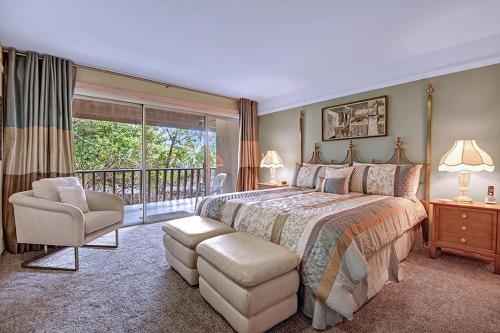 Un dormitorio con una cama grande y un balcón. en Villas De Las Palmas Stunner, en Palm Springs