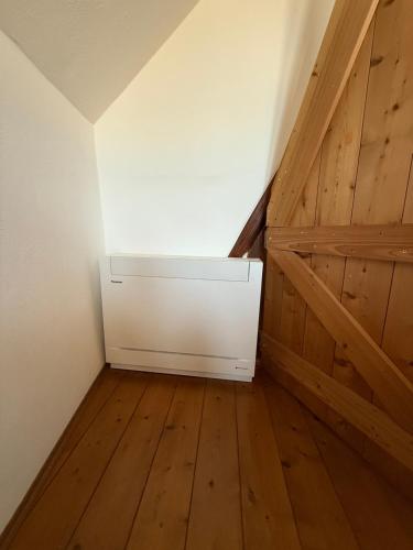 a room with a white door and a wooden floor at Gemütliches Scheunenfachwerkhaus nahe Frankfurt mit Glasfaser und Klima in Bad Soden am Taunus