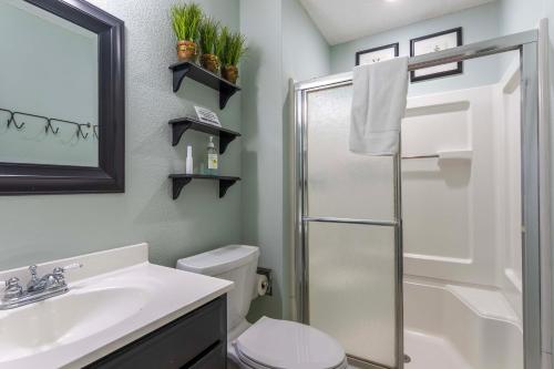 ein Badezimmer mit Toilette, Waschbecken und Dusche in der Unterkunft Waterfront Sunrise Beach Rental with Private Dock in Sunrise Beach