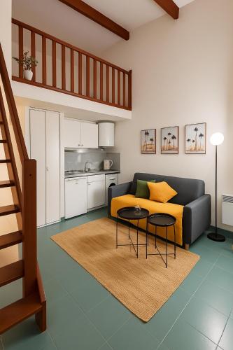 un salon avec un canapé et une cuisine dans l'établissement Duplex lumineux à Compans - proche Capitole - metro, université à pied - wifi & entrée autonome, à Toulouse